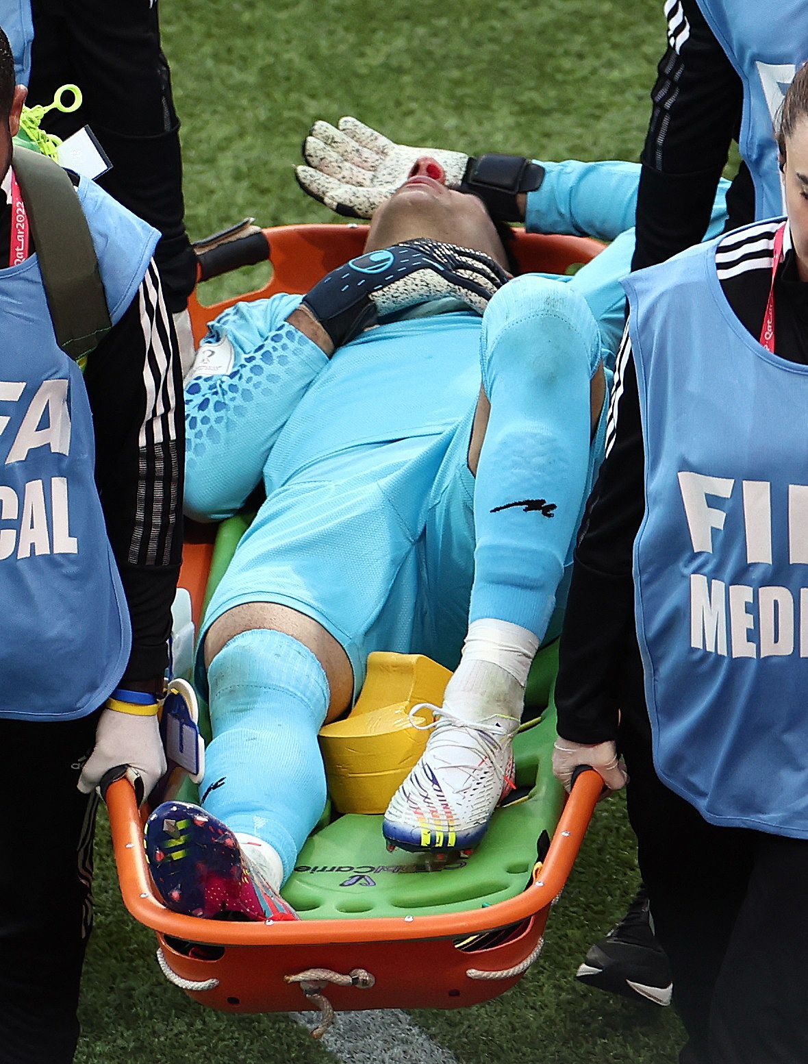 Zraněný Alírezá Baíranvánd v zápase MS 2022 Anglie - Írán