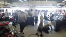 Panoramatický pohled do rušných boxů McLarenu.