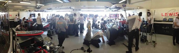 Panoramatický pohled do rušných boxů McLarenu.