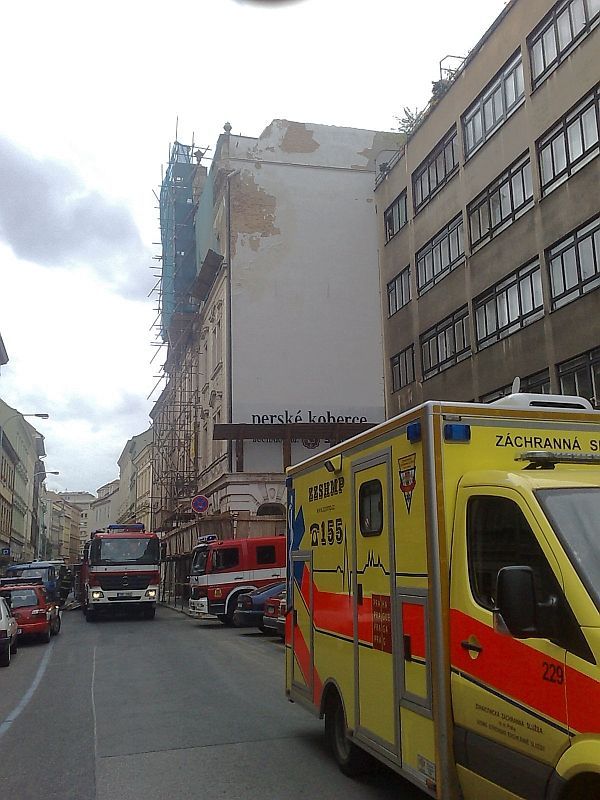 Částečně zřícený dům v pražské Soukenické ulici