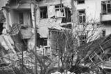 Bombardováním poničené zadní trakty domů v Kosmákově ulici v Přerově, nejvíce poškozen byl dům pana Vavřiny.