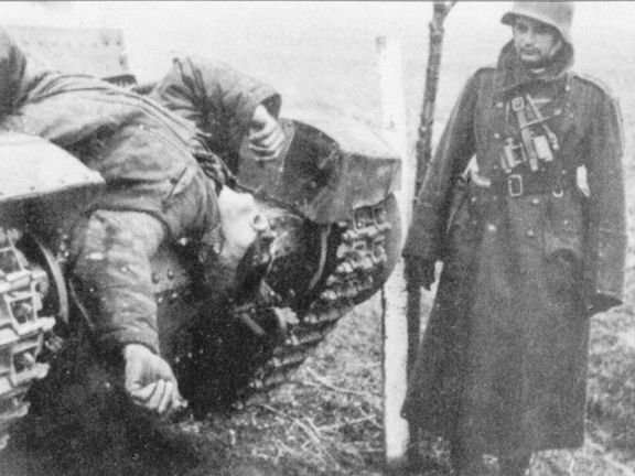 Maďarští vojáci stojí nad tělem zabitého příslušníka 12. pěší československé divize. 