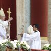 Benedikt XVI. sloužil zaplněnému Svatopetrskému náměstí v Římě poutníků z celého světa