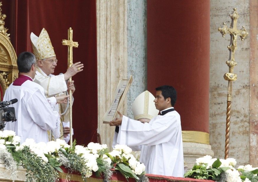 Benedikt XVI. sloužil zaplněnému Svatopetrskému náměstí v Římě poutníků z celého světa