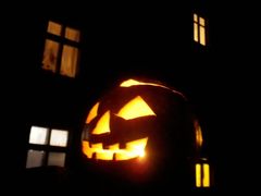 Čas Halloweenu přijde a zkrátí předvánoční kampaň, říkají odborníci.