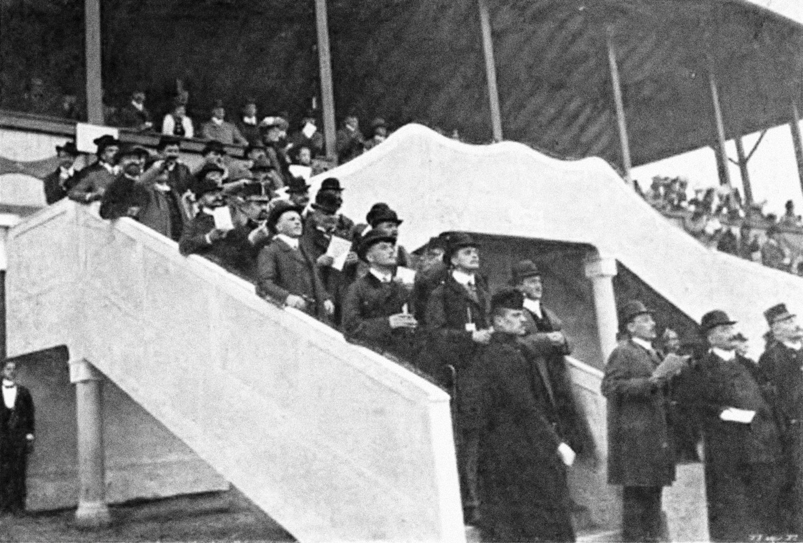 Jednorázové užití / Fotogalerie / Kouzlo chuchelských dostihů na starých fotkách. Od prvního derby uplynulo již 100 let