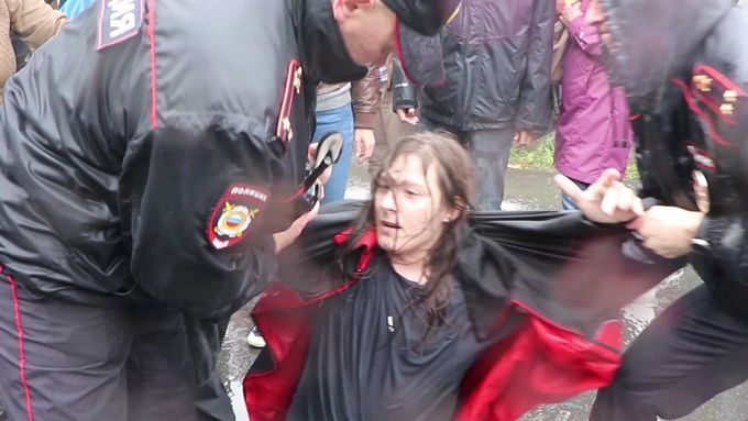 Tisíce Rusů protestovaly proti důchodové reformě. Policie mnoho z nich pozatýkala.