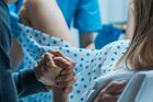 Francouzský porodník dostal 14 let za znásilnění šesti pacientek