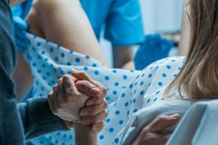 Francouzský porodník dostal 14 let za znásilnění šesti pacientek