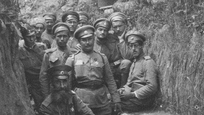 Velitel 49. armádního sboru generál Selivačev na inspekci čs. brigády u Zborova. Za ním velitel brigády Trojanov. Vpravo od nich v objetí Fr. Maxa s V. Kašparem. Oba zahynuli 2.7.1917 při útoku.