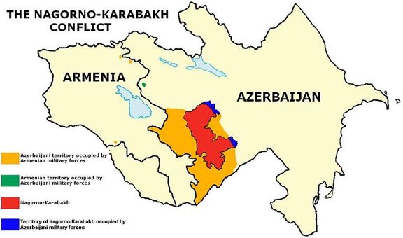 Území Náhorního Karabachu (červeně), ázerbájdžánské regiony pod kontrolou Arménie (žlutě) a náhornokarabašské území pod kontrolou Ázerbájdžánu (modře). 