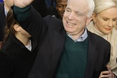 Boj o Bílý dům: McCain a Clintonová vstali z mrtvých
