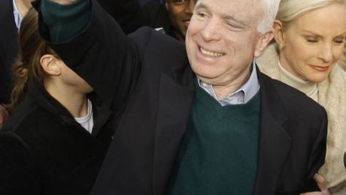 John McCain (po boku s manželkou Cindy) chytil druhou mízu