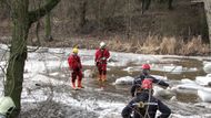 Protože část souvislé vrstvy ledu byla narušená, při práci střelmistři používali záchranná lana.