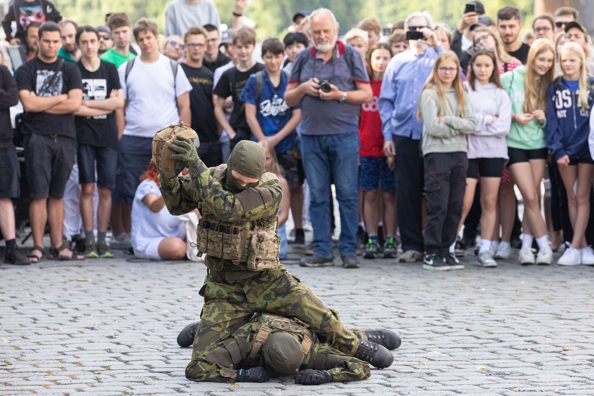 Armáda na Náplavce v Praze, 30 let výročí, vojáci, cvičení, děti, Náplavka