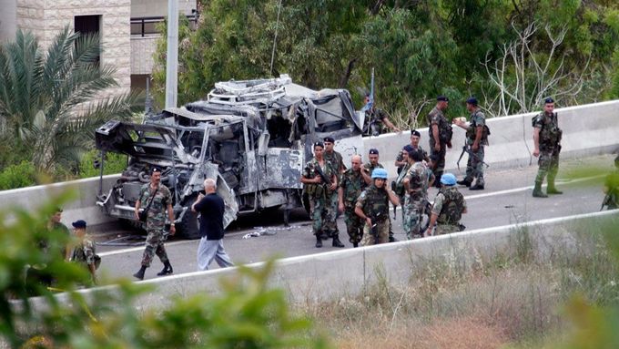 Libanonští vojáci a vojáci sil OSN hlídkují u vozu, který rozmetala exploze u libanonské obce Remaily.