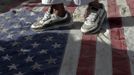 An Afghan protester steps on a U.S. flag during a demonstration in Kabul, September 21, 2012. Hundreds of Afghans protested against a U.S.-made film they say insults the Prophet Mohammad. REUTERS/Omar Sobhani (AFGHANISTAN - Tags: RELIGION) Published: Zář. 21, 2012, 12:36 odp.