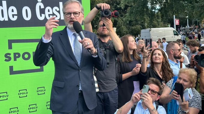 Aktuálně.cz zachytilo napjatou atmosféru na pražském mítinku ve středu 3. září, na videu jsou propalestinští demonstranti, ale také politici Spolu.