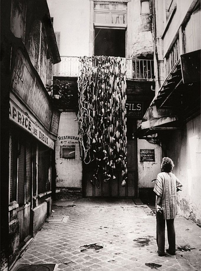 Sheila Hicks pozoruje své dílo nazvané Lianes Nantaises visící z balkónu u vstupu do ateliéru v ulici Bourdonnais (objekt se nachází ve sbírkách francouzského Musée de la Tapisserie v Angers Paříž, 1972).