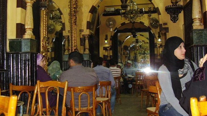 Legendární kavárna Fišáví v káhirském starém městě.