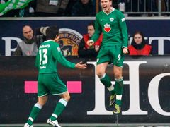 Edin Džeko se raduje z jednoho ze svých gólů v dresu Wolfsburgu.