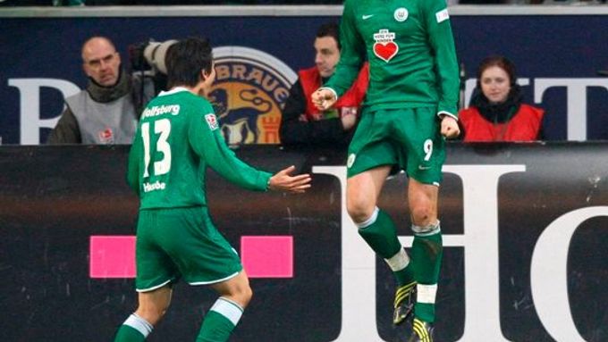Edin Džeko se raduje z jednoho ze svých gólů v dresu Wolfsburgu.