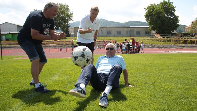 Horst Siegl se společně s Karolem Dobiašem a Antonínem Panenkou zúčastnil sportovního festivalu v Prachaticích.
