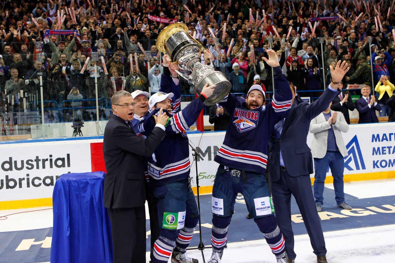 7. finále KHL, Magnitogorsk-Lev: hráči Magnitogorsku s trofejí