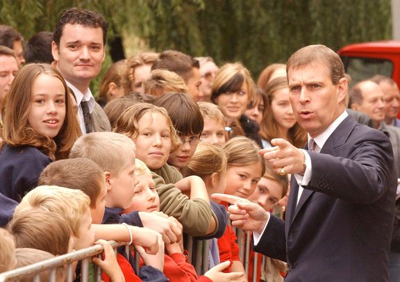 Princ Andrew se 12. září 2003 v Praze pozdravil s dětmi z International school of Prague.