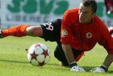 Jaromíru Blažkovi je dnes už devětatřicet, ale ani on zatím nehodil brankářské rukavice do vitríny s trofejemi. Momentálně působí v Jihlavě, které v minulé sezoně pomohl do první ligy.