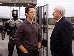 Kostým Batmana, Bruce Wayne v civilu a věrný sluha Alfred.