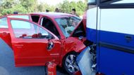 Lékařskou péči potřebovala posádka osobního automobilu. Řidič a čtyřiatřicetiletá spolujezdkyně na zadním sedadle jsou zraněni vážně a byli ve stabilizovaném stavu převezeni do nemocnice.