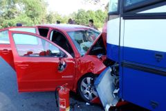 V Ostravě se čelně srazil autobus MHD s autem