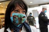 Cristina Trejo pracuje na odbavovací přepážce na letišti v Mexico City. Motýla si na masku namalovala vlastnoručně.