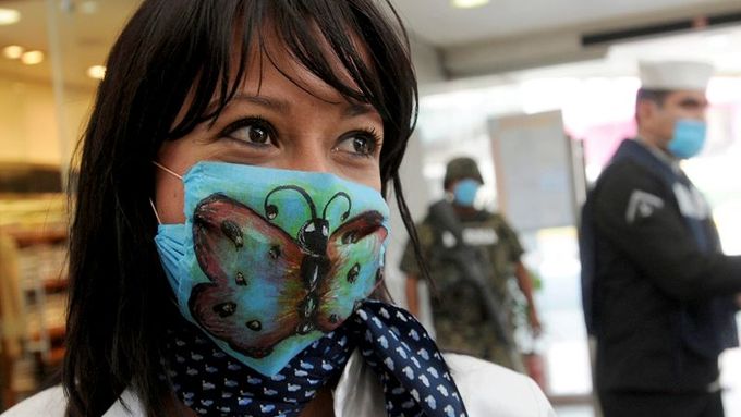 Cristina Trejo pracuje na odbavovací přepážce na letišti v Mexico City. Motýla si na masku namalovala vlastnoručně.