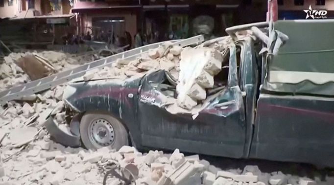 Auto zničené při zemětřesení.