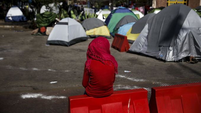 Provizorní uprchlický tábor u řeckého přístavu Pireus.