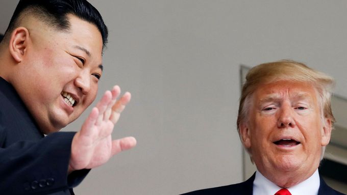 Kim Čong-un a Donald Trump na první schůzce v Singapuru.