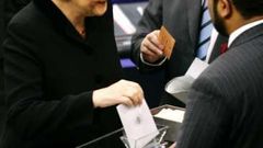 Angela Merkelová odevzdává hlas sama sobě při volbě nové německé kancléřky