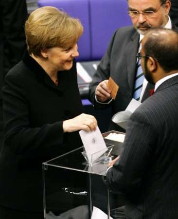Angela Merkelová odevzdává hlas sama sobě při volbě nové německé kancléřky