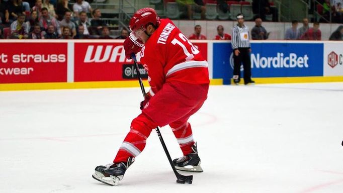 Á la Tomáš Hertl. Třinecký obránce takhle zesměšnil brankáře Bernu v hokejové Lize mistrů.