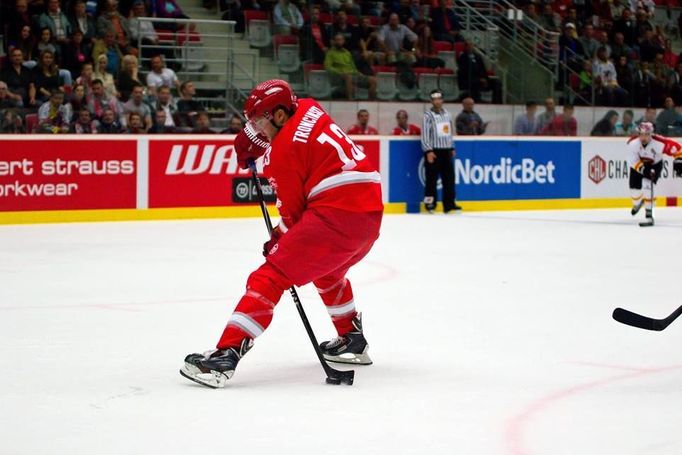 Á la Tomáš Hertl. Třinecký obránce takhle zesměšnil brankáře Bernu v hokejové Lize mistrů.