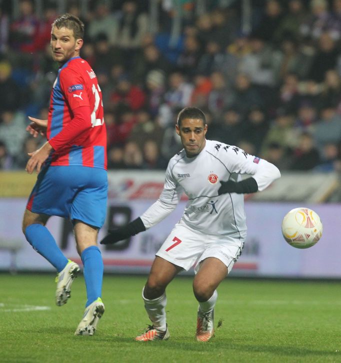 Fotbalista Plzně Marek Bakoš ztratil míč po zákroku Elirana Danina v utkání proti Hapoelu Tel Aviv během Evropské ligy 2012/13.