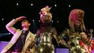 Hair stylist Mario Krankl (L) stands with his models at the 30th anniversary of the Alternative Hair Show at the Royal Albert Hall in London October 14, 2012. REUTERS/Olivia Harris (BRITAIN - Tags: SOCIETY FASHION) Published: Říj. 15, 2012, 1:44 dop.