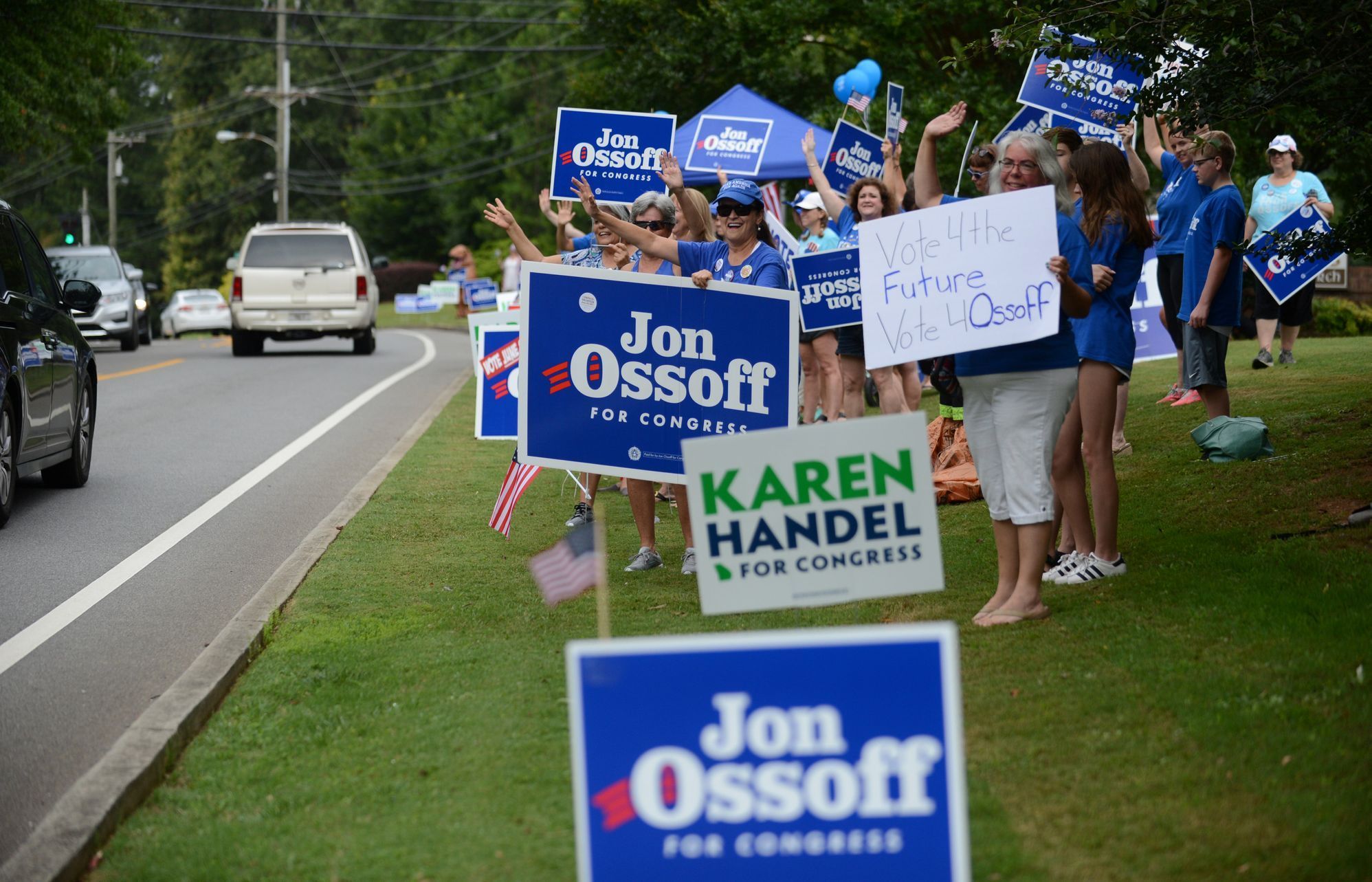 Předvolební boj v Georgii, na snímku podporovatelé demokratického kandidáta Jona Ossoffa.
