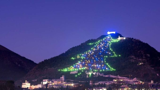 Tohle je největší vánoční strom na světě v italském městě Gubbio. Jihokorejci chtějí rozsvítit podobný, jen u hranic s KLDR.