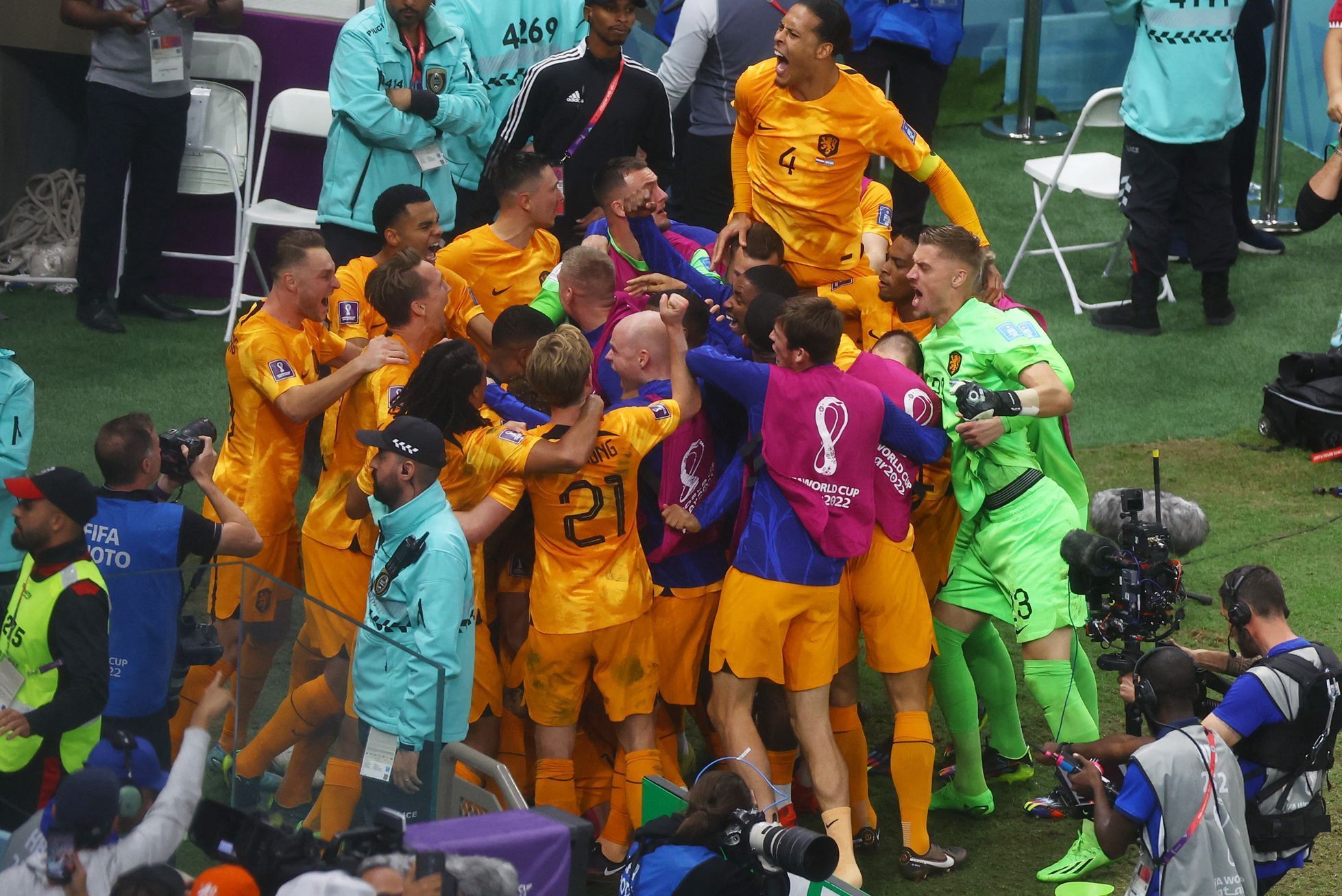Nizozemci slaví gól ve čtvrtfinále MS 2022 Nizozemsko - Argentina