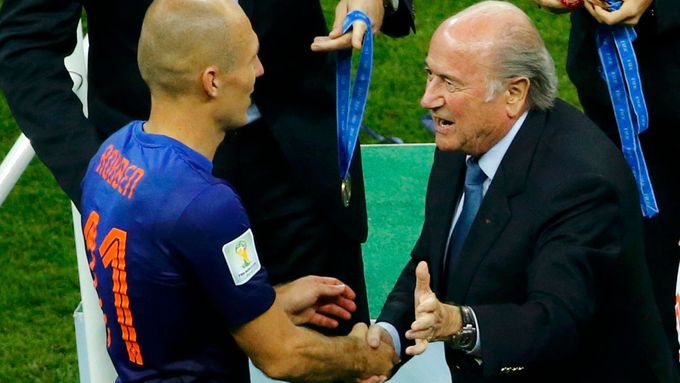 Arjen Robben přebírá z ruky Seppa Blattera bronzovou medaili. V zápase s Brazílií měl výrazný podíl na všech třech brankách.