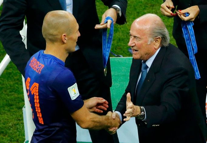 MS 2014, Brazílie-Nizozemsko: Arjen Robben a Sepp Blatter