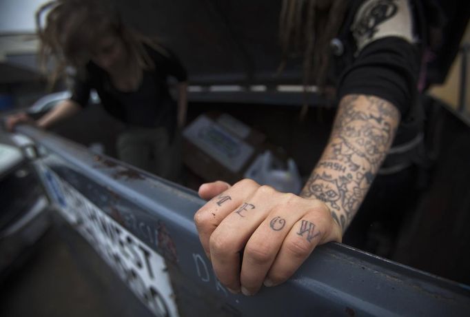 Mya Wollf (R), 28 and Robin Pickell, 23, who are both 'freegans', sort through a dumpster for edible food in an alley behind Commercial Drive in Vancouver, British Columbia April 10, 2012. A 'Freegan' is someone who gathers edible food from the garbage bins of grocery stores or food stands that would otherwise have been thrown away. Freegans aim to spend little or no money purchasing food and other goods, not through financial need but to try to address issues of over-consumption and excess. Picture taken April 10, 2012. REUTERS/Ben Nelms (CANADA - Tags: SOCIETY) ATTENTION EDITORS PICTURE 04 OF 21 FOR PACKAGE 'DUMPSTER DIVING FOR FOOD' Published: Kvě. 15, 2012, 11:57 dop.